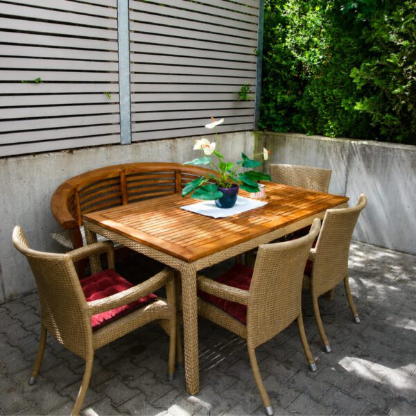 Außensitzbereich mit Gartentisch – Hotel Garni Marlene Lange