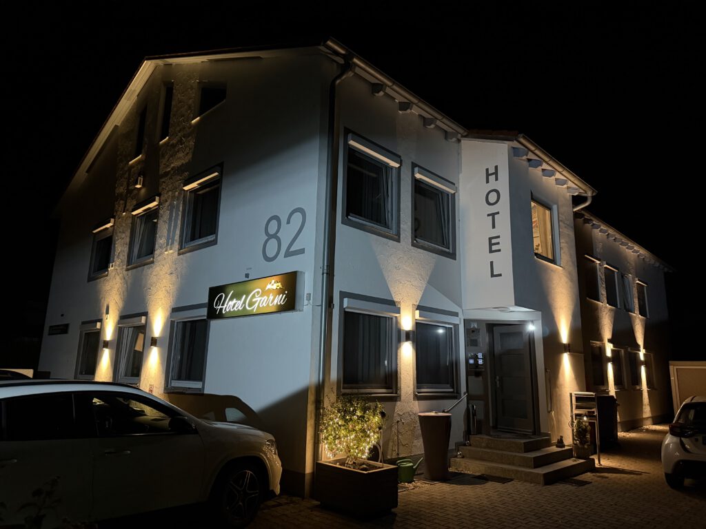 Hotel Garni Marlene Lange in Burghausen bei Nacht