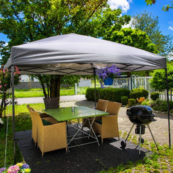 Grillplatz mit Pavillon im Garten – Hotel Garni Marlene Lange