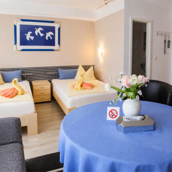 Doppelzimmer Nr. 13 im Obergeschoss – Hotel Garni Marlene Lange Doppelzimmer Nr 13 im Obergeschoss – Hotel Garni Marlene Lange