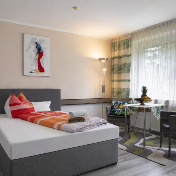 Zimmer mit Schreibtisch im Untergeschoss – Hotel Garni Marlene Lange
