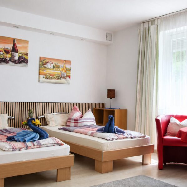 Zimmer mit zwei Einzelbetten im Obergeschoss – Hotel Garni Marlene Lange